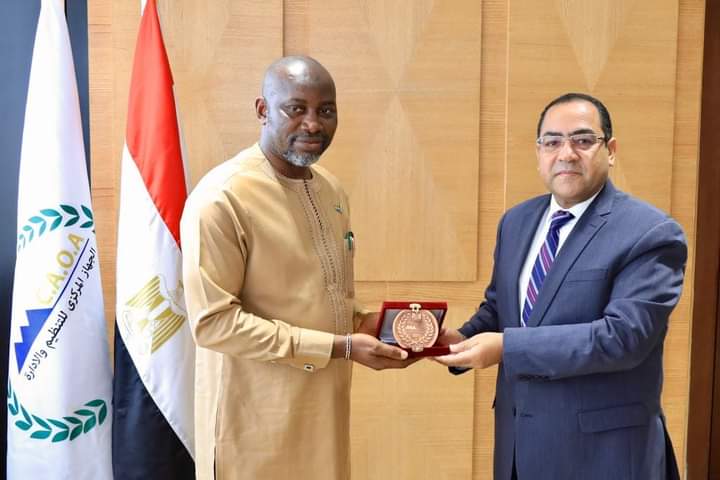 رئيس التنظيم والإدارة يستقبل وزير الإدارة العامة والشئون السياسية بدولة سيراليون ويبحثان تعزيز التعاون المشترك