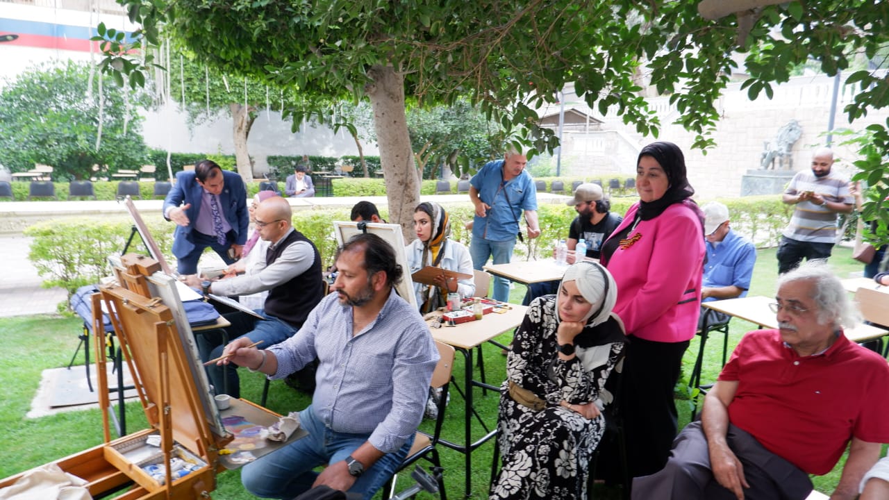 بورتريه للسفير ورائد الفضاء الروسى فى ورشة الرسم الحر