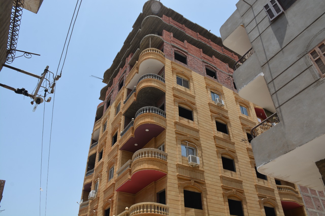 بالصور: إزالة أدوار مخالفة بالخانكة