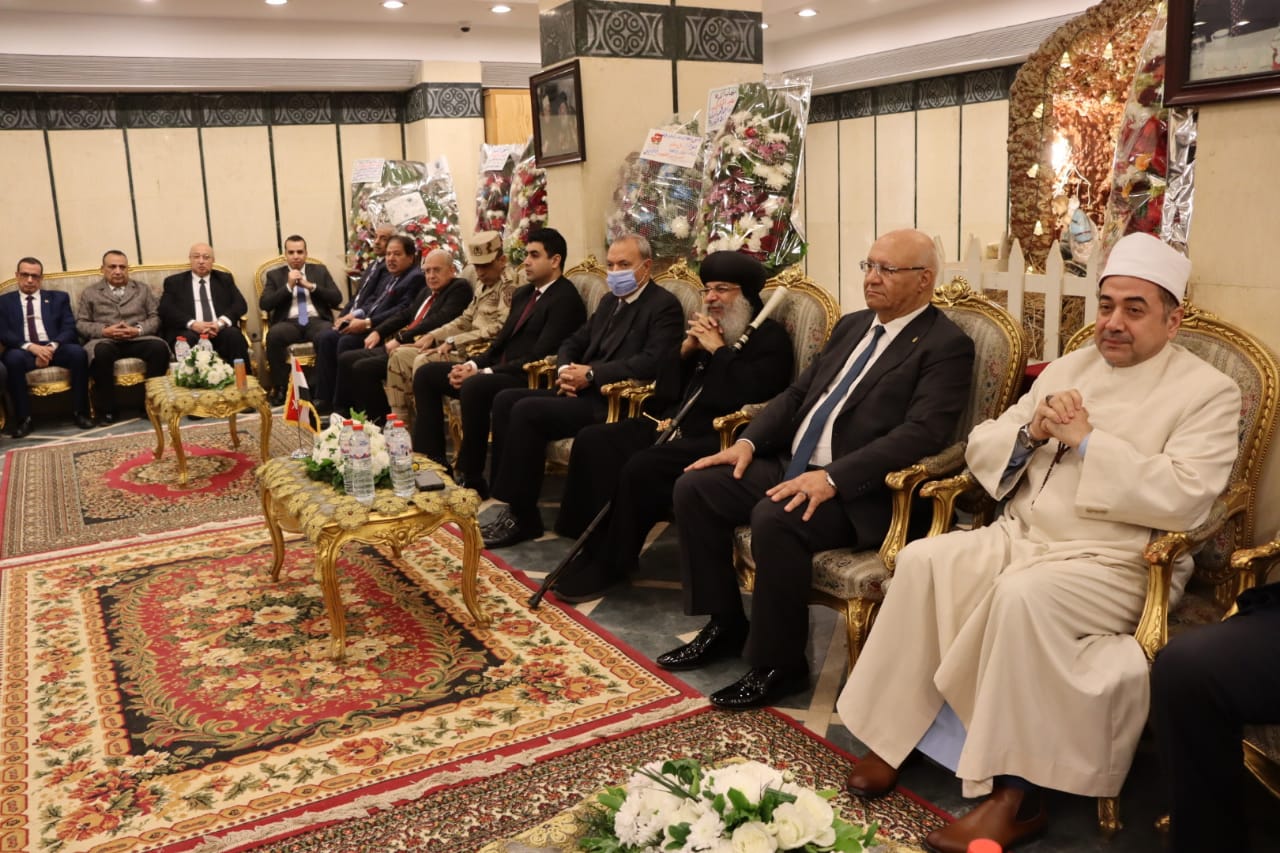 محافظ القليوبية يقدم التهاني للاخوة الاقباط بمناسبة عيد الميلاد المجيد بمطرانية بنها