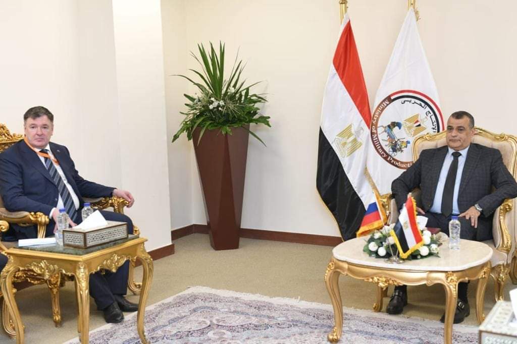 وزير الدولة للإنتاج الحربي" يستقبل ممثلي "روس أوبورون" الروسية داخل جناح الوزارة في "EDEX 2023"