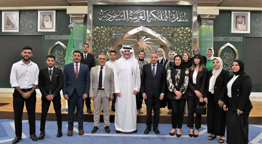 بالصور...سفير المملكة بالقاهرة يستقبل وفدًا طلابيًا من جامعة بني سويف