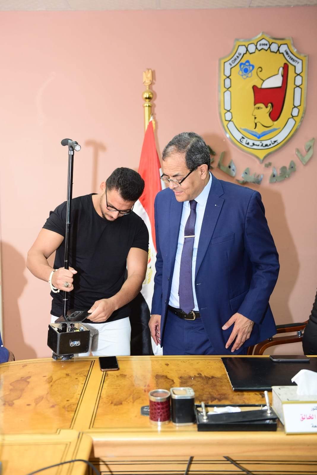 إهداء  عصا إلكترونية لمعيد من ذوي الإعاقة بجامعة سوهاج