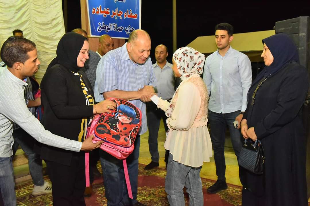 محافظ أسيوط يشهد احتفالية لتوزيع شنط وأدوات مدرسية على الطلاب بمناسبة العام الدراسي الجديد    