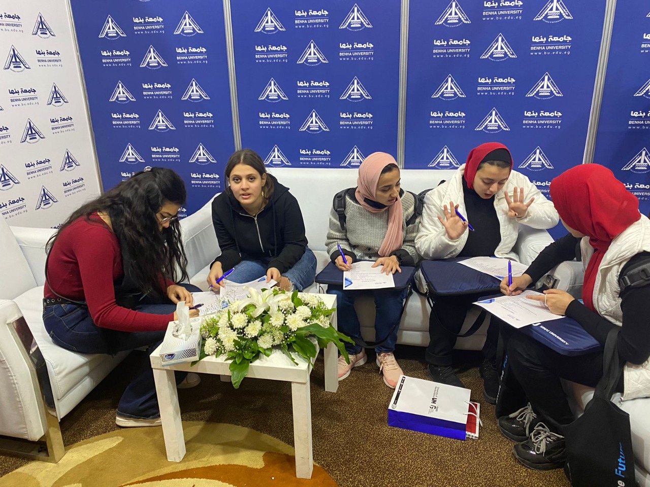 إقبال أولياء الأمور والطلاب على جناح جامعة بنها في ثاني أيام معرض "إيديوجيت"