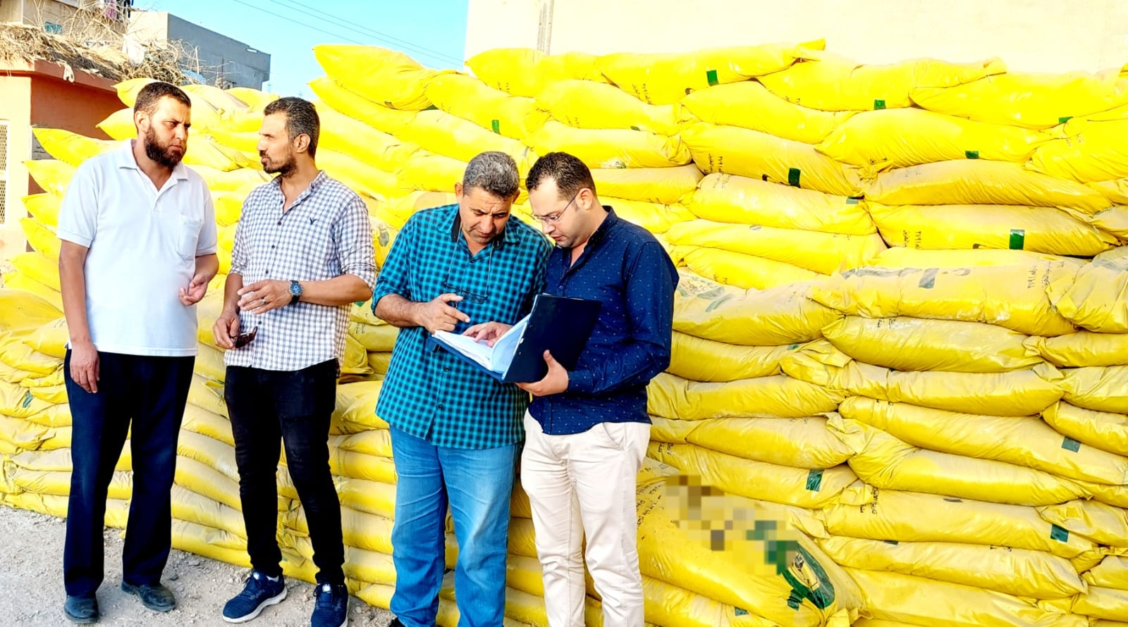 ضبط 30 طن أسمدة وكبريتات و4 طن نخاله بالبحيرة مجهولة المصدر 