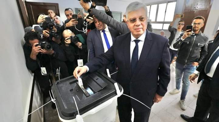 وزير التعليم العالي يُدلي بصوته في الانتخابات الرئاسية