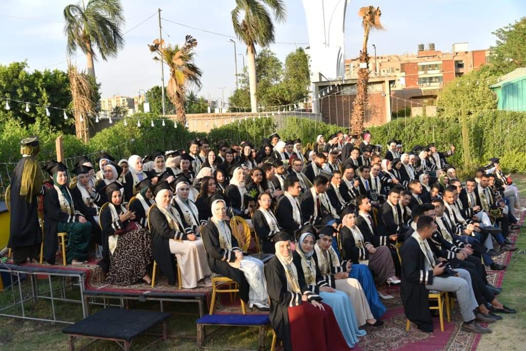 جامعة أسيوط تشهد حفل تخريج الدفعة 25 لبرنامج اللغة الإنجليزية بكلية التجارة