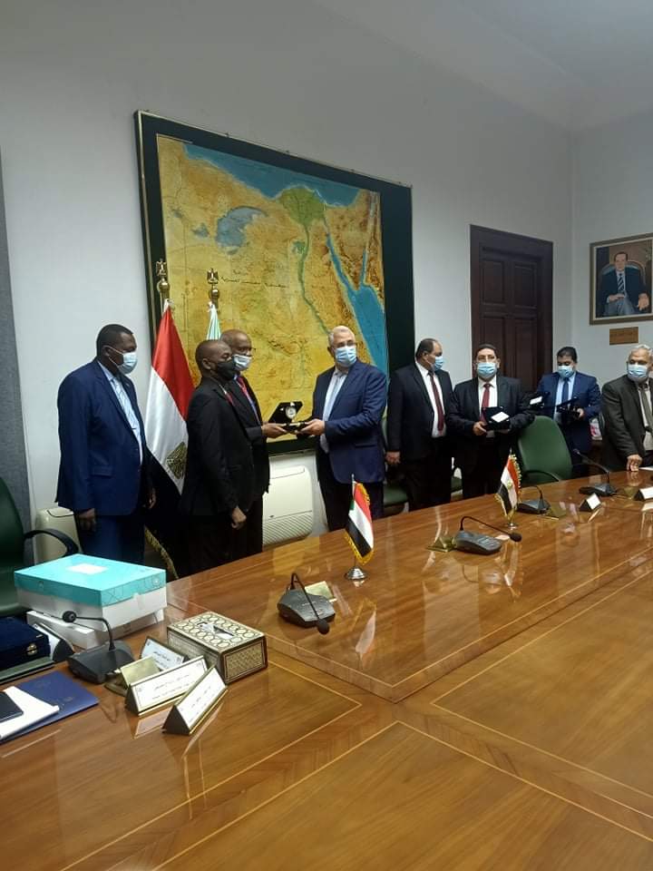بالصور ..وزير الزراعة يكرم الوفد المرافق لنظيره السوداني