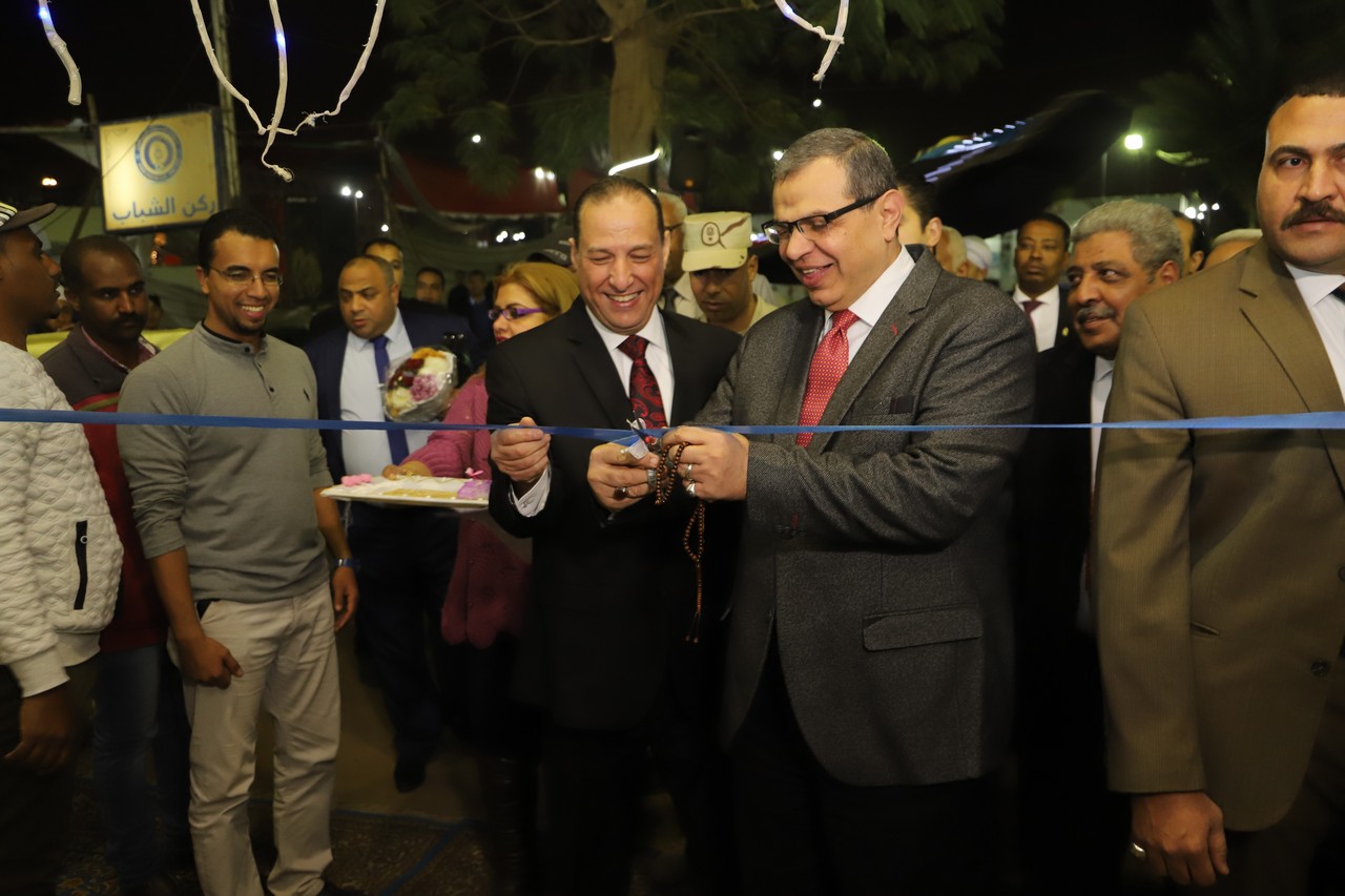 "سعفان" يسلم 10 ماكينات للمرأة الأسوانية المعيلة وأسرة شهداء الجيش والشرطة