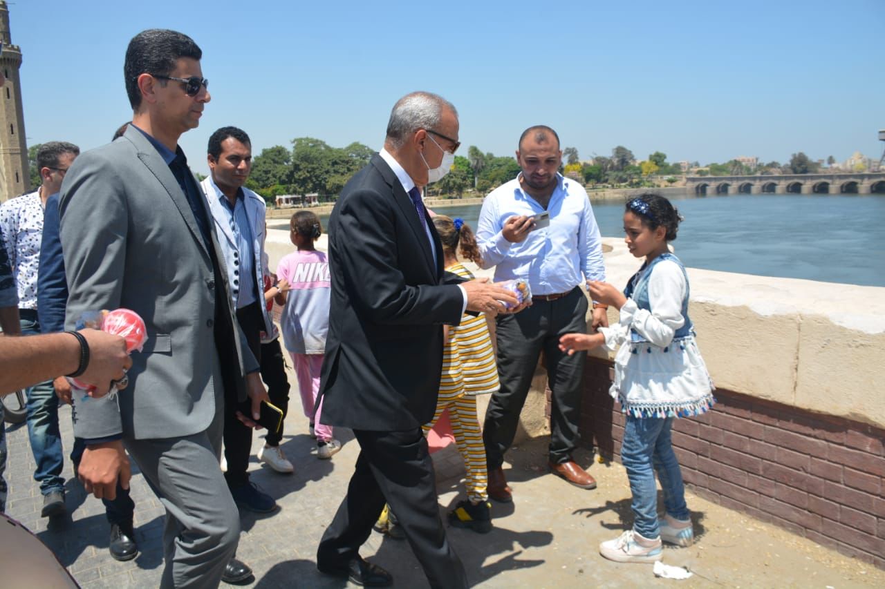 محافظ القليوبية يتفقد حدائق القناطر الخيرية لتقديم التهنئة للمواطنين بمناسبة عيد الأضحى المبارك