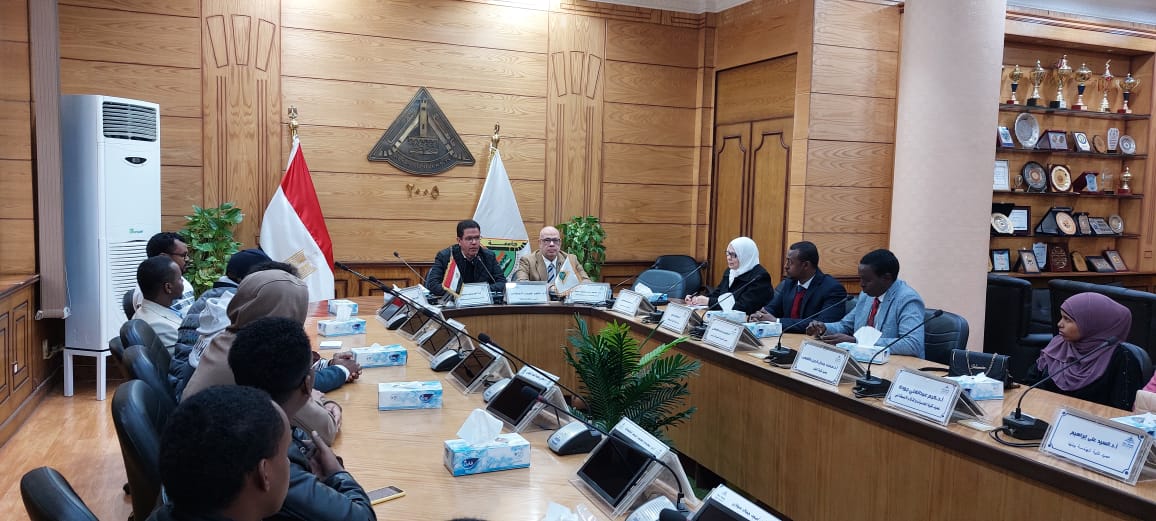 رئيس جامعة بنها يلتقي بالطلاب الصوماليين الوافدين  بكليات الجامعة