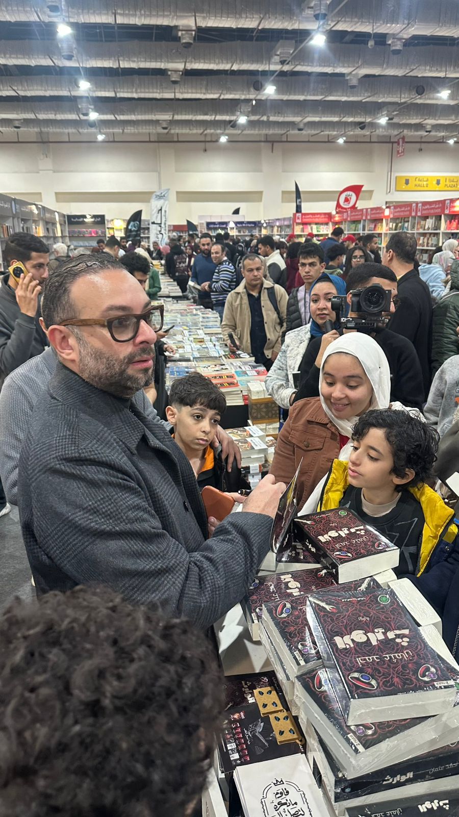 طوابير القراء تحاصر جناحه.. أحمد عثمان يحقق حضورًا استثنائيًا بتوقيع «الوارث