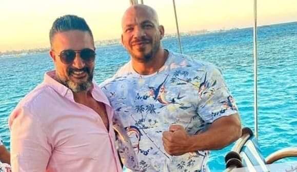 تحت حراسة البودي جاردات.. بيج رامي في رحلة بحرية بـ الغردقة