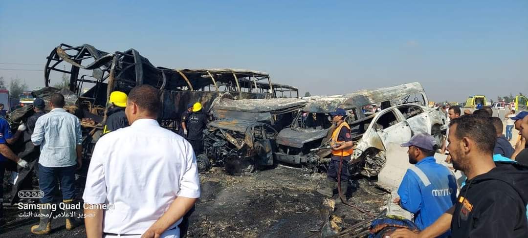 بالصور...عاجل كارثة علي الطريق الصحراوي بالبحيرة حادث  مروع يسفر عن (٤٠ حاله وفاه )و (٦١ مصاب )