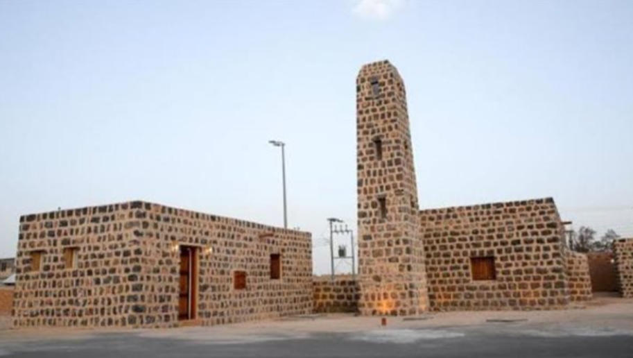 بأحجار السروات.. مشروع الأمير محمد بن سلمان لتطوير المساجد التاريخية يجدد مسجداً عمره 13 قرناً
