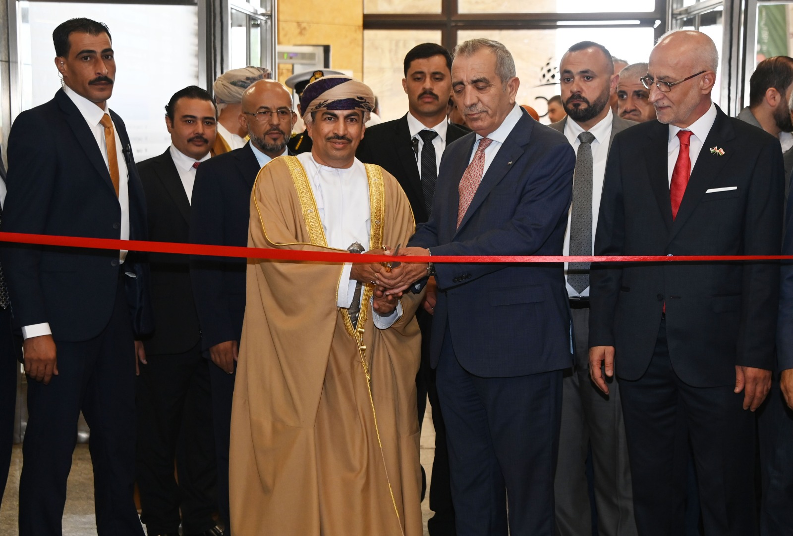 وزير الإعلام العُمانى يترأس وفد السلطنة ضيف شرف بمعرض عمّان الدولي للكتاب .