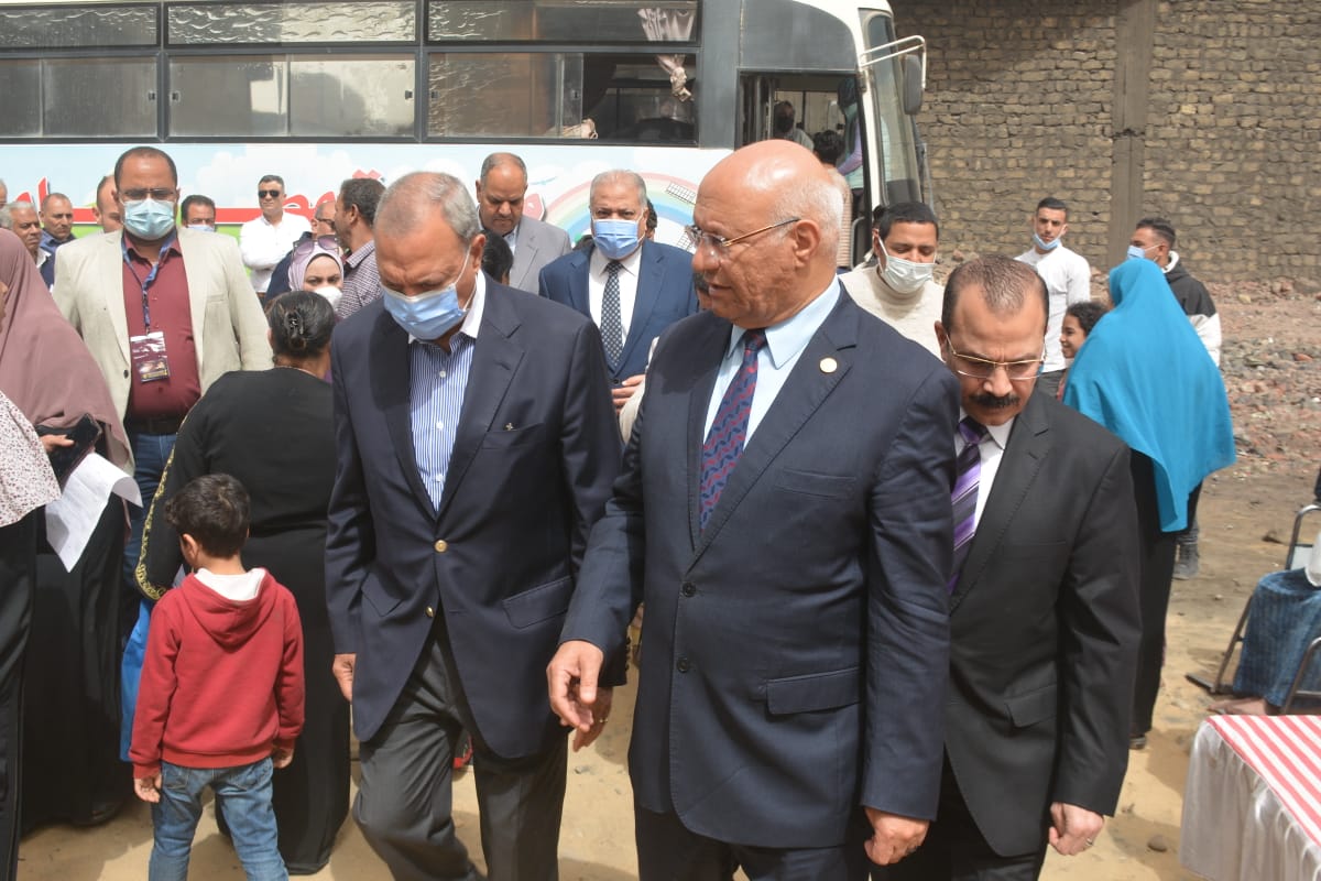محافظ القليوبية ورئيس جامعة بنها يتفقدان القوافل الطبية بقرية العكرشة بمركز الخانكة