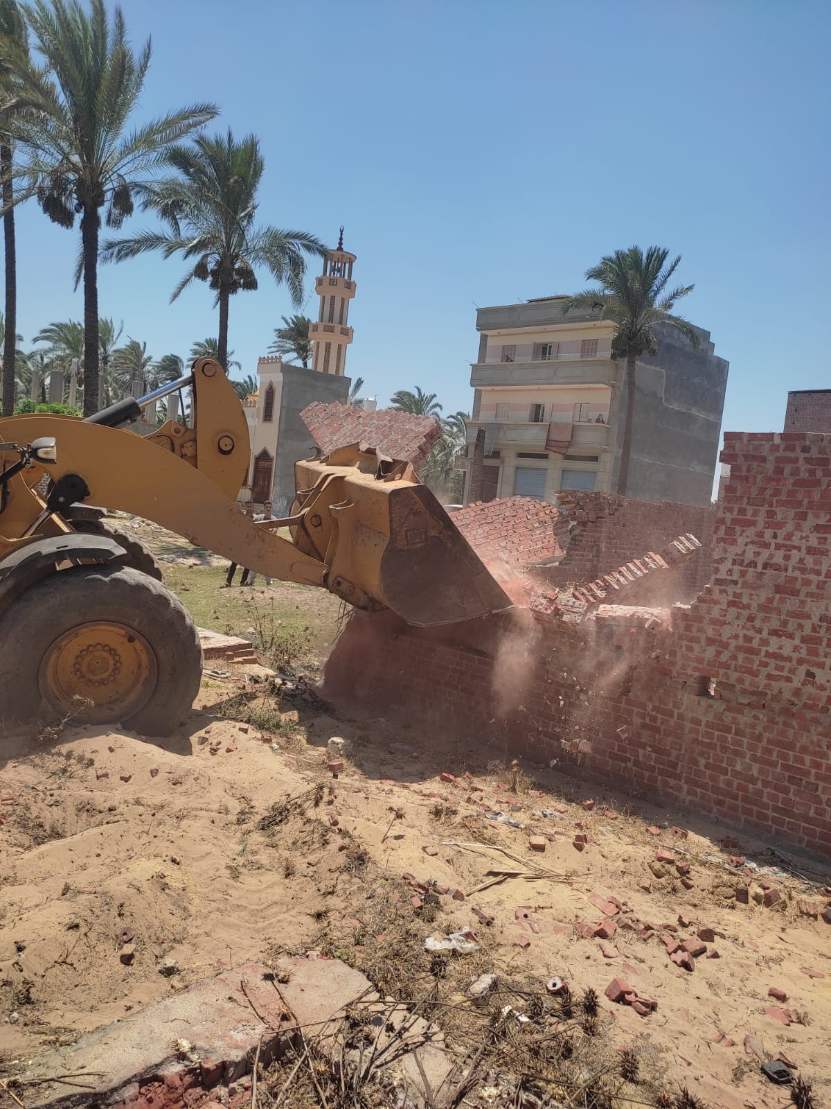 ضمن المرحلة التالتة من الموجه 21 لإزالة التعديات على أملاك الدولة والأراضي الزراعية   بنطاق ٨ مراكز  بالبحيرة 