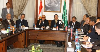 أبو شقة يطالب بمعاقبة من يخالف قانون البيئة