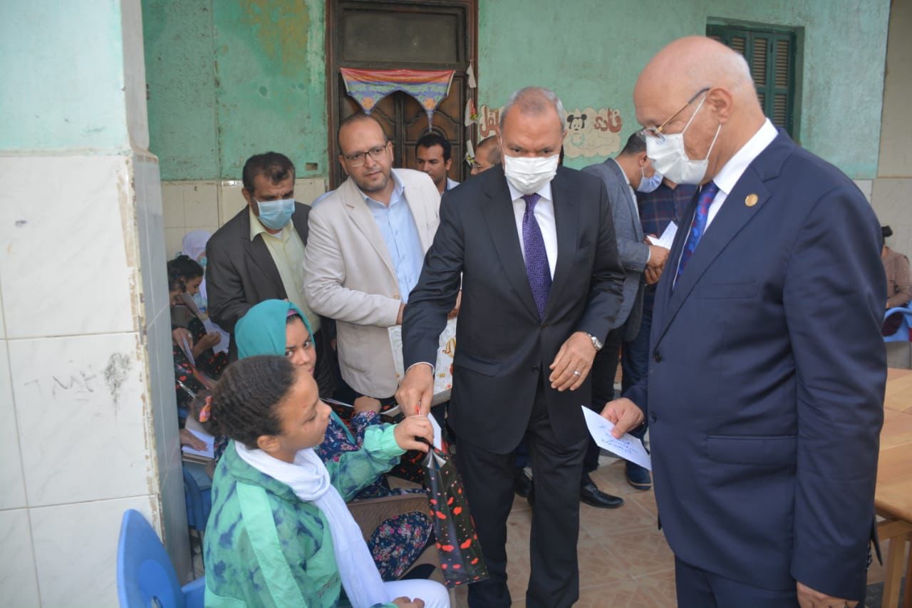 خلال جولة صباحية وبحضور رئيس جامعة بنها ....محافظ القليوبية يرسم البهجة والفرحة على وجوه الأيتام والمسنين والأطقم الطبية والمرضى ويقدم لهم التهنئة والهدايا والورود في أول يوم عيد الاضحي المبارك