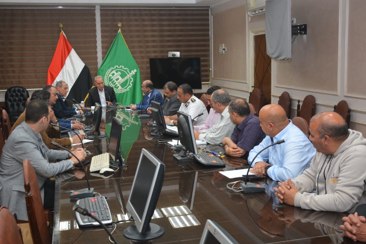 عقب تحريك أسعار المواد البترولية...محافظ القليوبية يعقد إجتماعاً موسعاً مع الأجهزة التنفيذية لتحديد أسعار تعريفة الركوب الجديدة لسيارات الأجرة بالخطوط الداخلية والخارجية