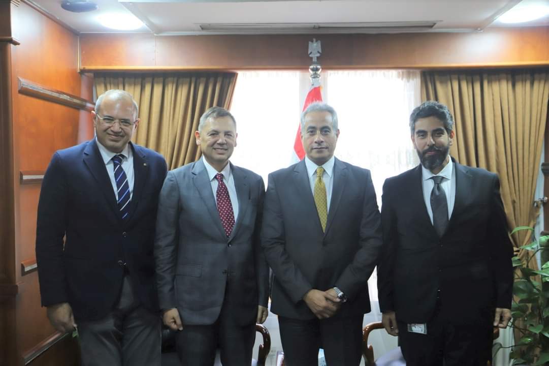 وزير القوى العاملة يلتقى وفداً من إدارة أكبر شركة لإنتاج السكر في الشرق الأوسط وأفريقيا