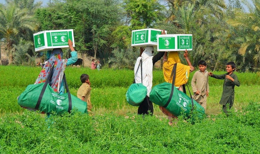 مركز الملك سلمان للإغاثة يوزع حقائب إيوائيةً للمتضررين من الفيضانات وسلال غذائية للفئات الأكثر احتياجاً في باكستان