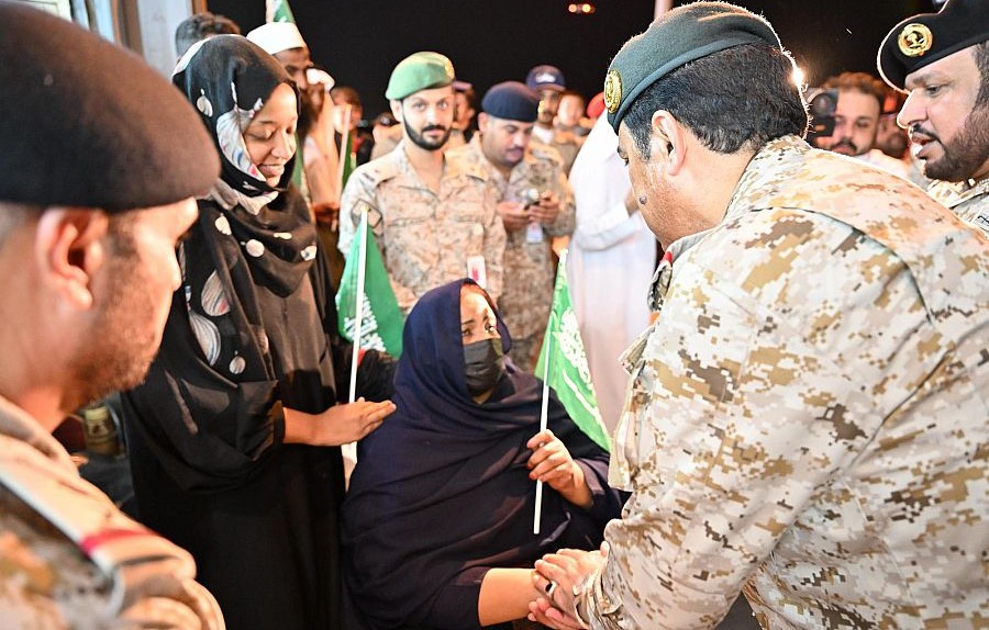 حرس الحدود السعودي يواصل تقديم الدعم للقادمين إلى المملكة بعد إجلائهم من السودان