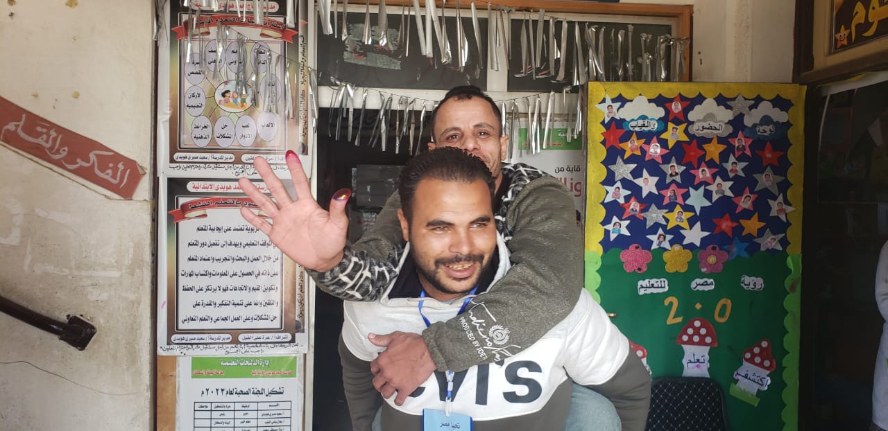 مريض شلل رباعي اتصل بالشرطة لإحضار وسيلة مواصلات للإدلاء بصوتة بالبحيرة