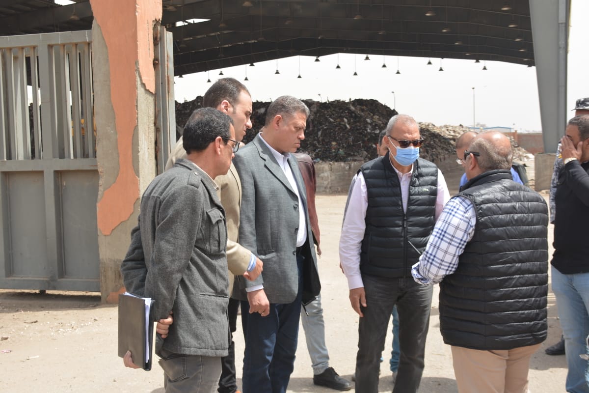 محافظ القليوبيه يتابع اعمال رفع القمامه بالمحطه الوسيطه بمنطقه القطاوي بحي شرق شبرا الخيمه   سامح عوض 