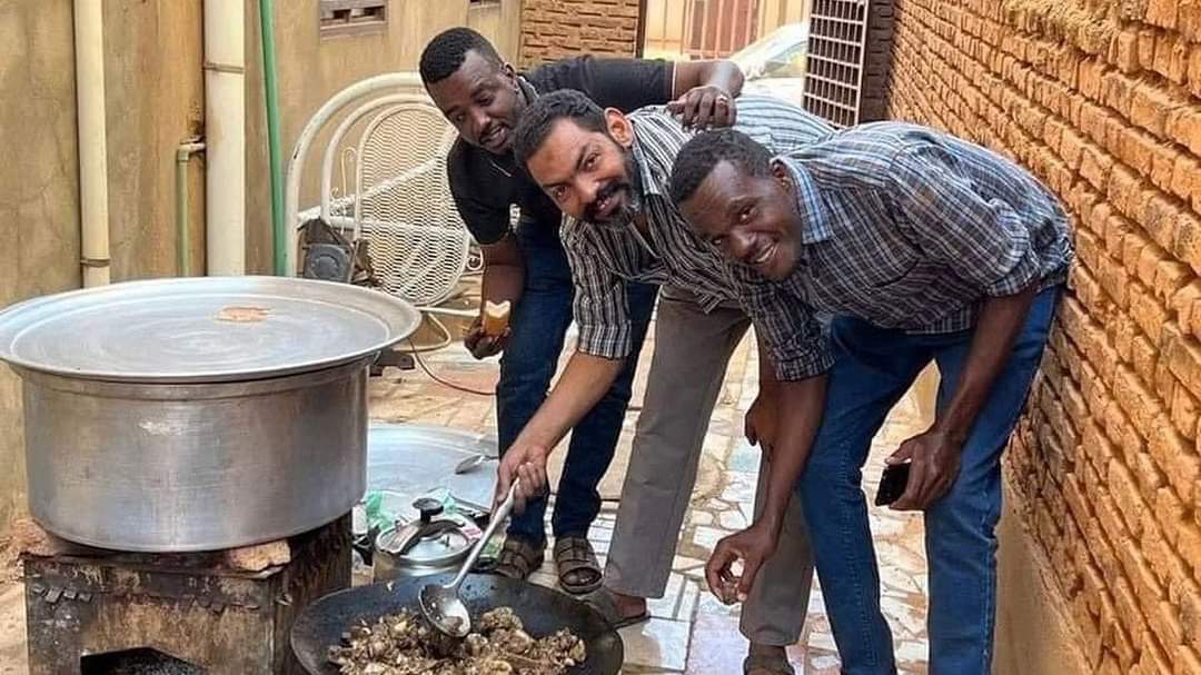 عريس سوداني يحوّل تكاليف زفافه إلى وجبات لإطعام المرضى