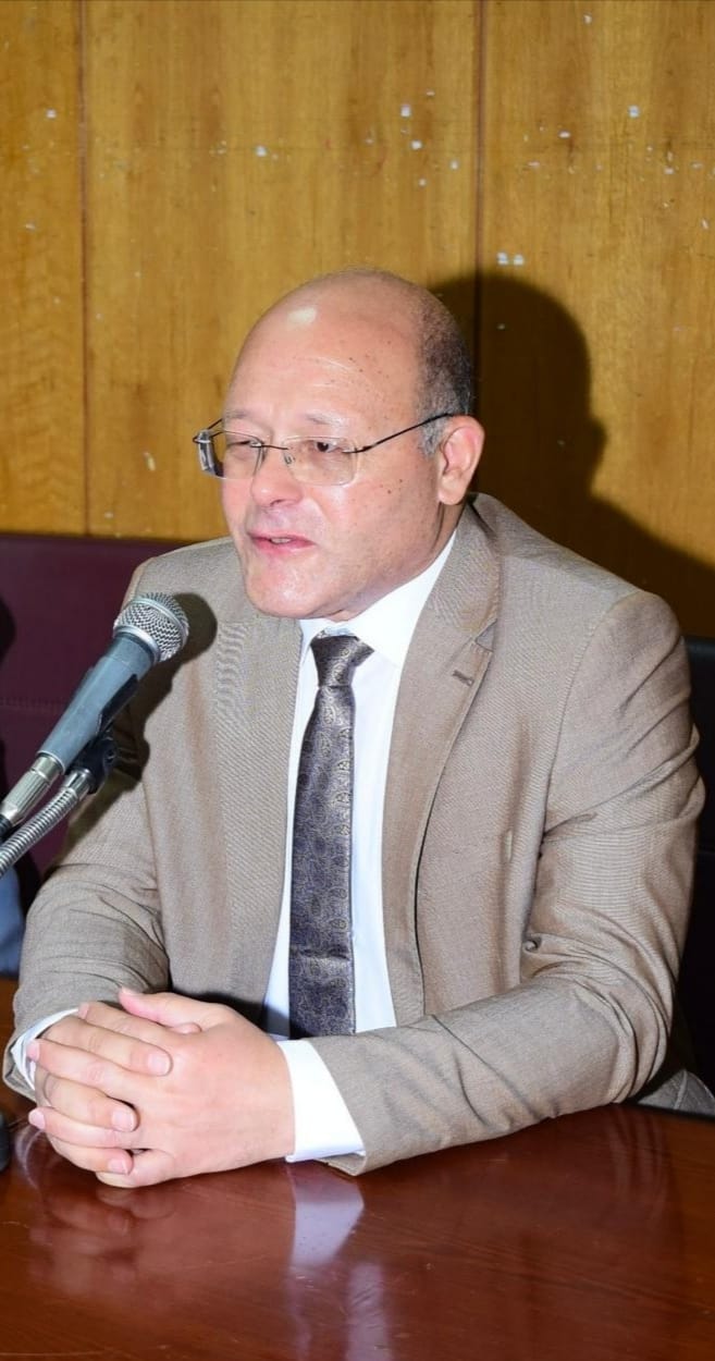 رئيس جامعة سوهاج يطالب الأطباء بزيادة الجهود الطبية للمرضي