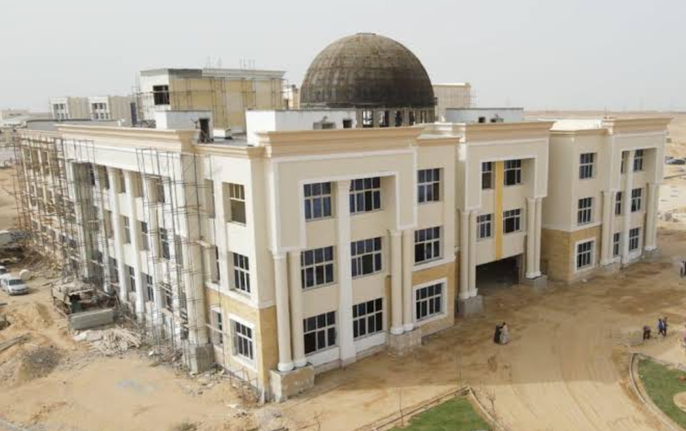 وزير التعليم العالي يستعرض تقريرًا حول أعمال إنشاءات وتجهيزات جامعة الزقازيق الأهلية