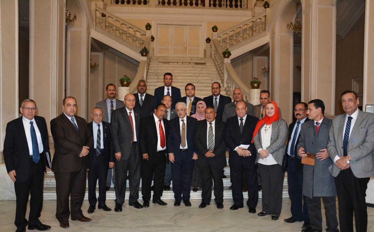 شوقى يتابع الاستعدادات النهائية لامتحانات نصف العام مع المجلس الأعلى للأمناء والآباء والمعلمين