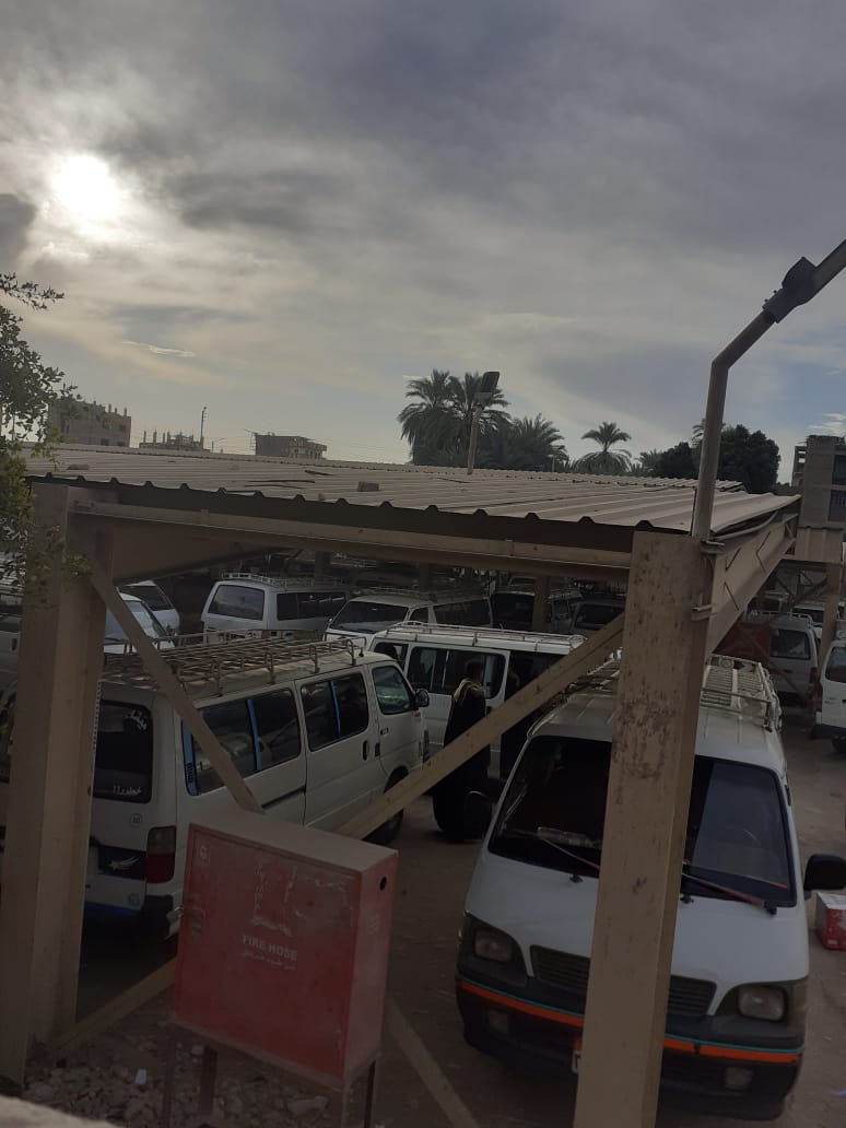 بالصور معاناة المواطنين المترددين على موقف الاقاليم بالاقصر