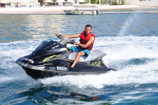 يسبب حوادث كارثية.. محافظ البحر الأحمر: منع استخدام "چيت سكي" على الشواطئ حفاظاً على الأرواح 