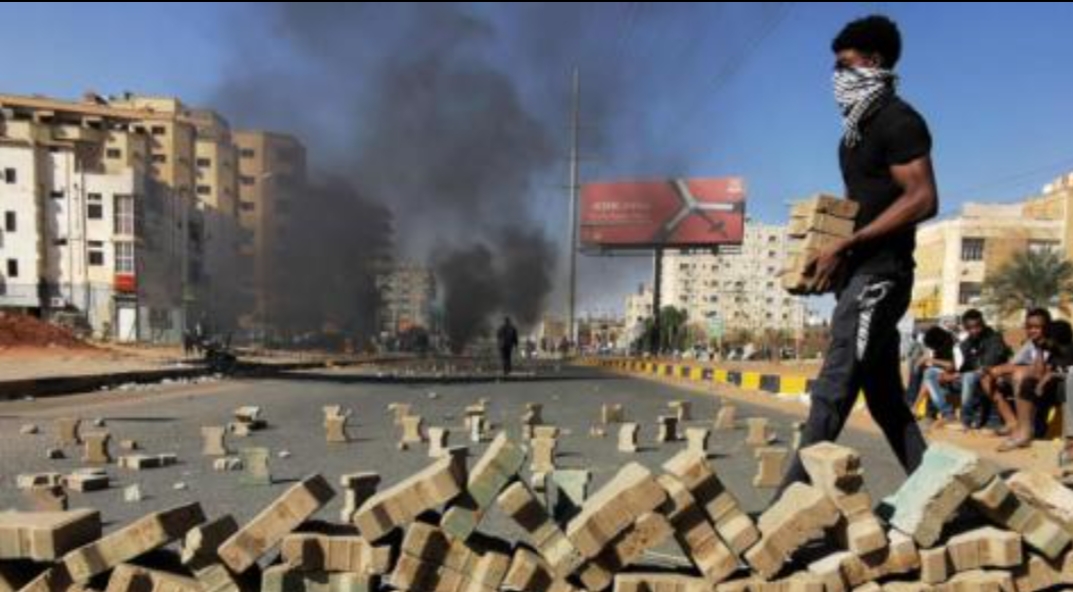 السودان: محتجون يغلقون «شريان الشمال» واحتجاز شاحنات مصرية