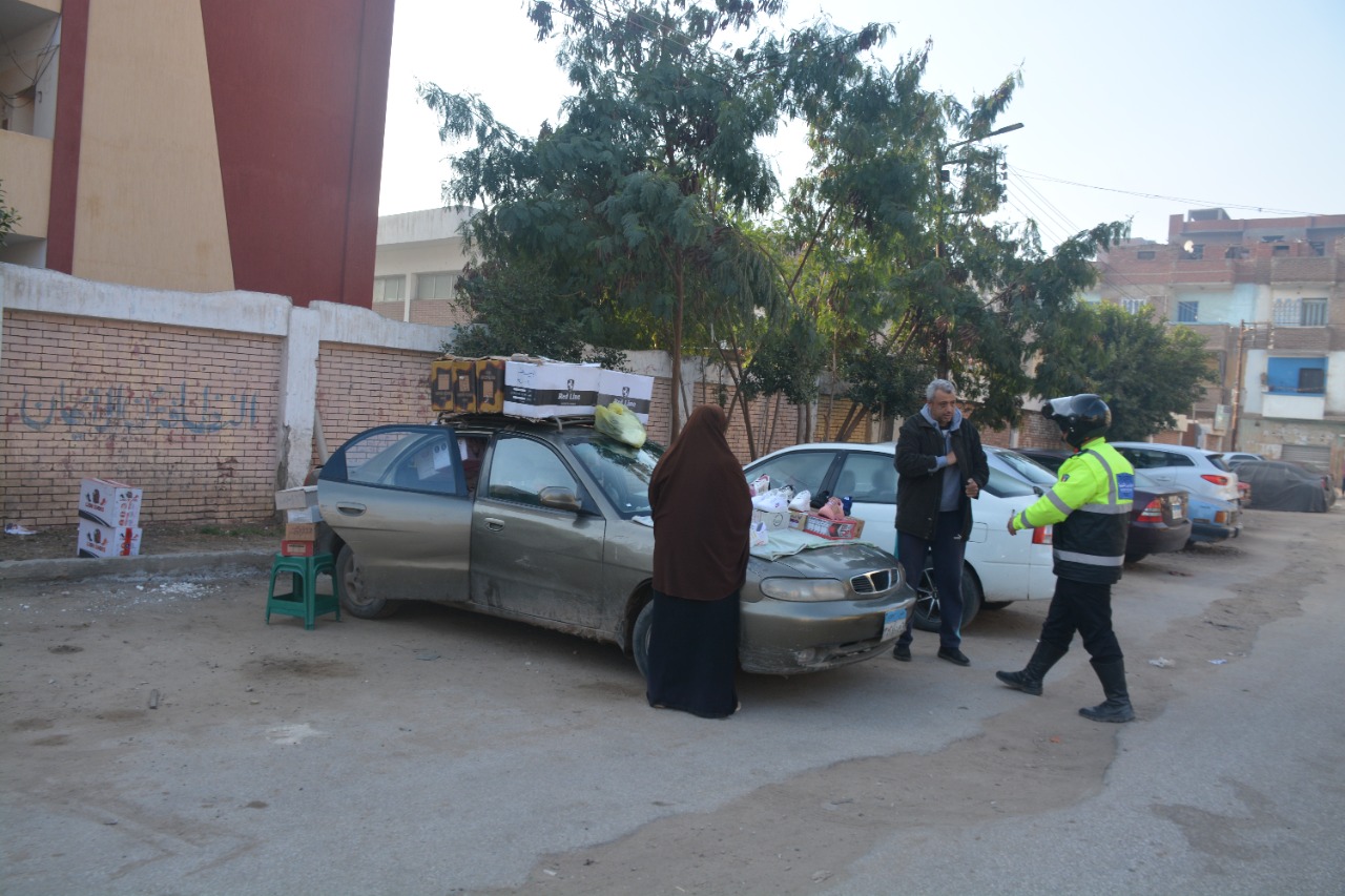 محافظ القليوبية يقوم بجولة صباحية مفاجئة بمدينة بنها للمرور على الشوارع بعدد من المناطق للتأكد من نظافتها وخلوها من الإشغالات ويحيل مشرفي النظافة للتحقيق