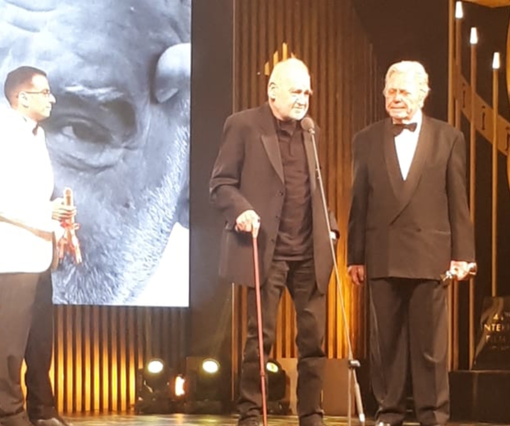 تكريم المخرج المجري "بيلا تار" في حفل افتتاح مهرجان القاهرة السينمائي الدولي بدورته الـ44