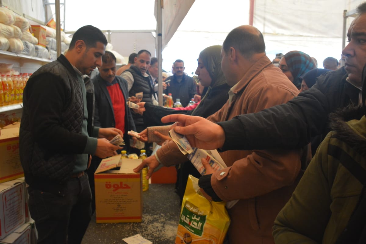 إقبال المواطنين على معارض «أهلا رمضان» بالقليوبية وتخفيضات تصل لـ30٪