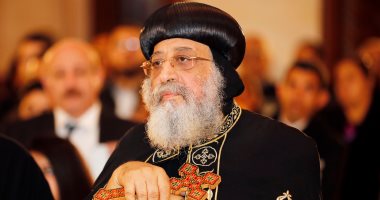 البابا تواضروس يكرم سامح على عامل فراشة مشارك بتجهيز حفل كنسى