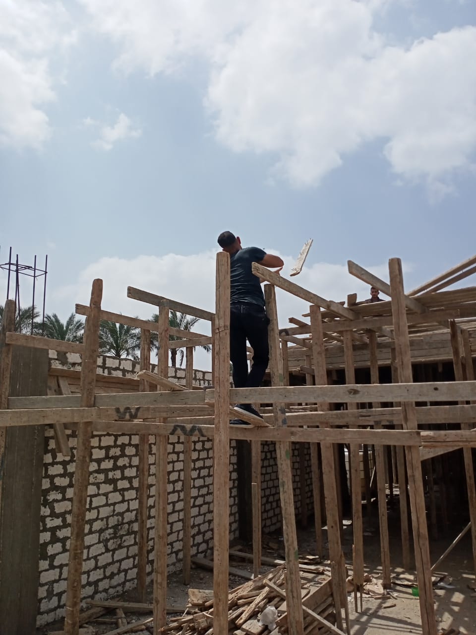 الهجان يتابع جهود لجان رصد وحدة المتغيرات المكانية ويؤكد الإزالة الفورية لـ (١٤) حالة تعدي بنطاق المحافظة