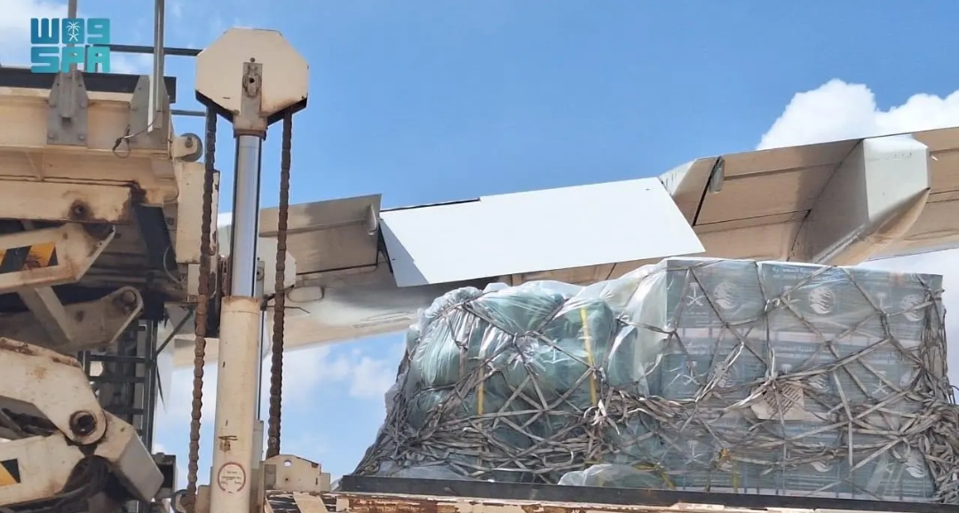 90 طنًا من المساعدات الغذائية والإيوائية على متن الطائرة الإغاثية السعودية الخامسة إلى ليبيا