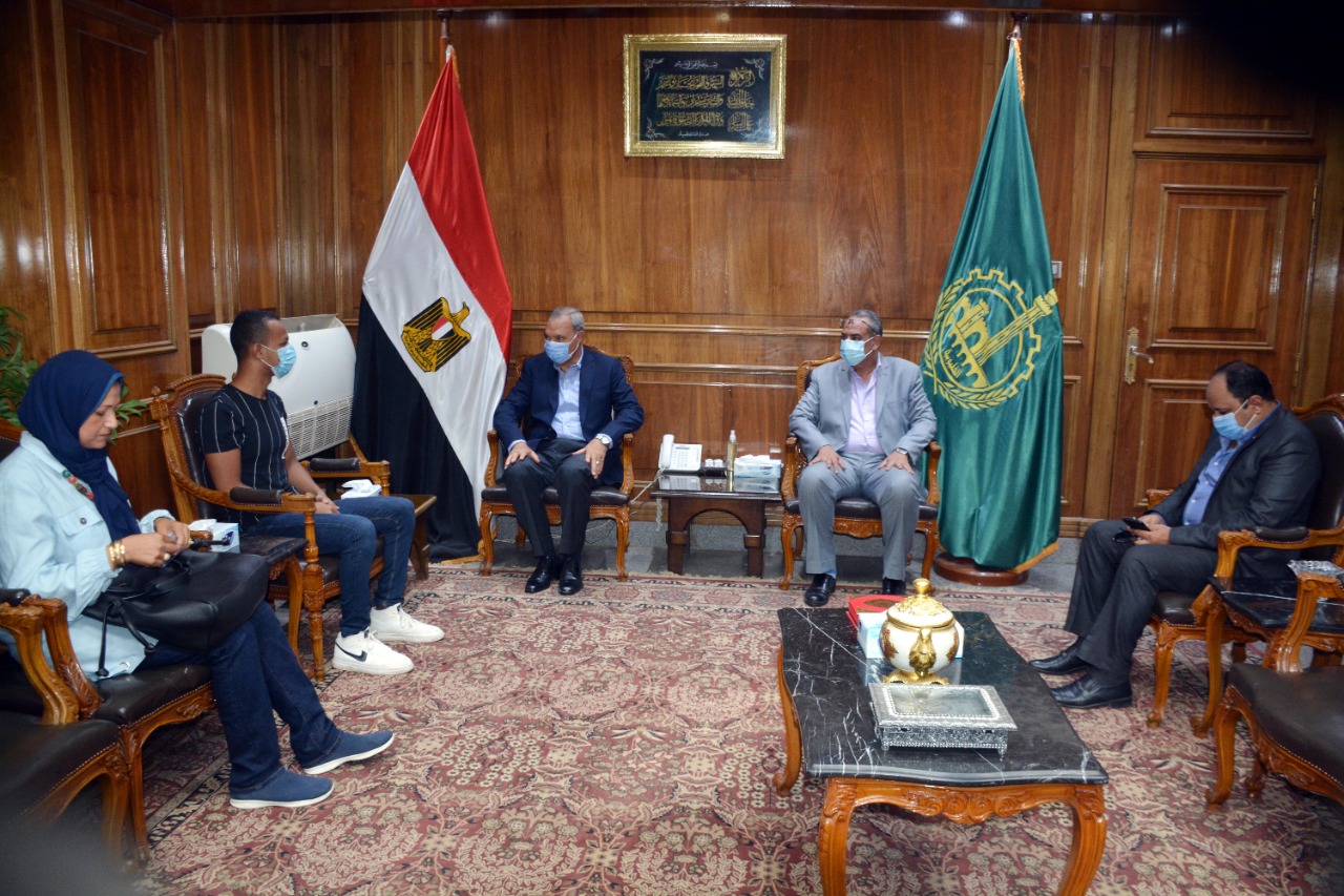 محافظ القليوبية يستقبل الثالث مكرر على الجمهورية في الثانوية العامة علمي رياضة ويكرمه بحضور والديه
