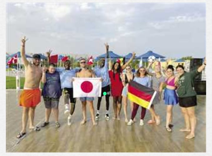 كأس العالم بالغردقة السياح على كل لون علم بلده