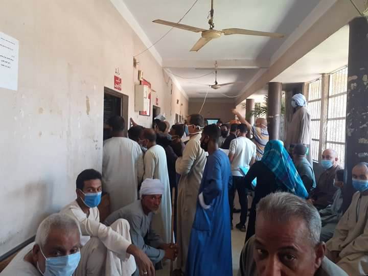 بالصور: توقف العمل بمأمورية الشهر العقاري بأسنا بسبب موظفة " مسنودة"