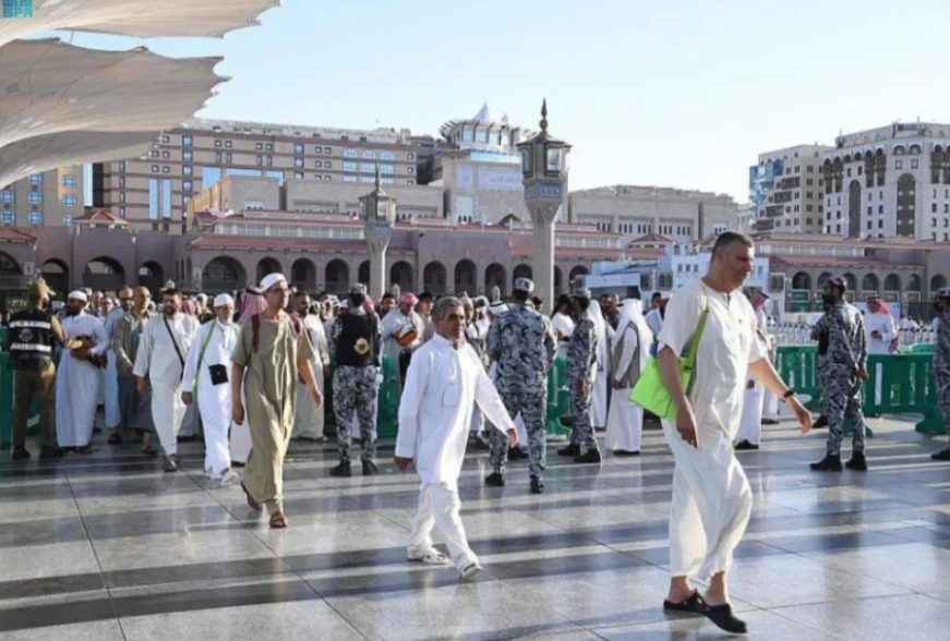 ٦٠ ممراً لتنظيم عبور مئات الآلاف من المصلين إلى أرجاء المسجد النبوي خلال ساعات