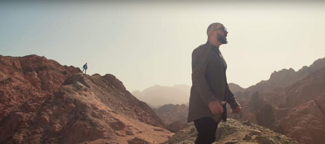 غناء على جبل مقدس.. إعلان مصري على جبل موسى يثير ضجة وغضبًا واسعًا