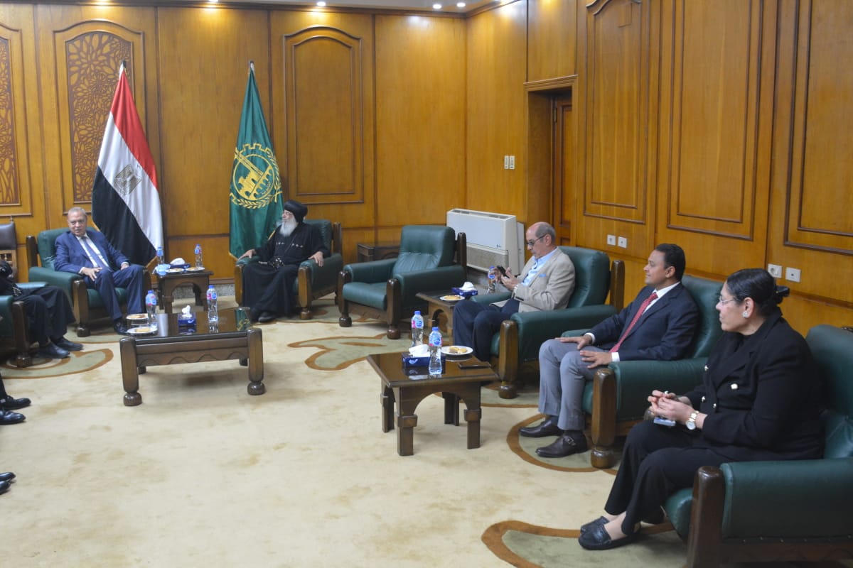 محافظ القليوبية يستقبل الأنبا مكسيموس أسقف بنها وقويسنا والأنبا صليب أسقف ميت غمر وكفر شكر ووفد كنسي مرافق لهم للتهنئة بعيد الفطر المبارك